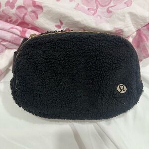 Lululemon everywhere belt bag in fleece